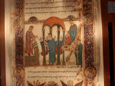 ...e la comunit� della Chiesa rappresentata nel momento della benedictio cerei con un baldacchino al centro, il vescovo in alto a destra e sulla sinistra il diacono che svolge l�Exultet